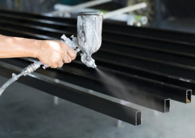 Mit dem Pinsel lackiert